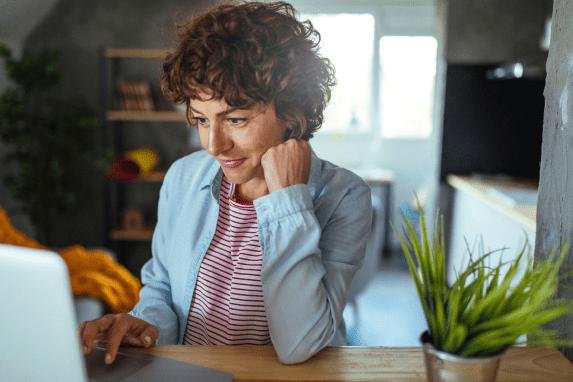 woman-desk-laptop